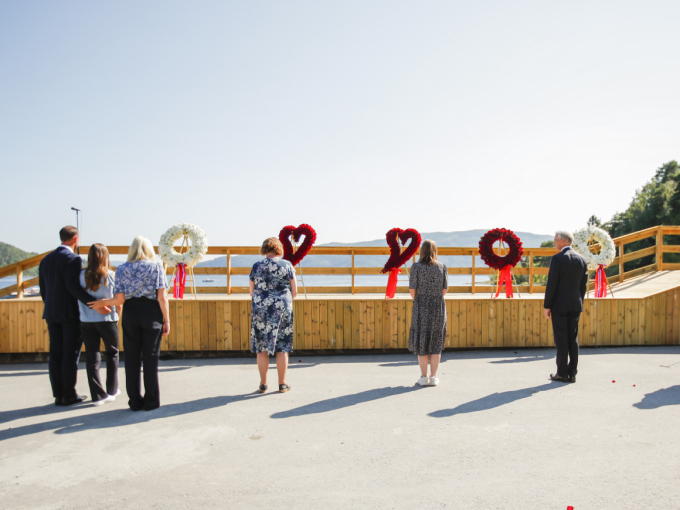 Wreath-laying at the quay. Photo: Beate Oma Dahle / NTB